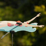 Produktbild fr 'Windspiel Schwimmerin 60 x 35 cm - Gartendeko aus der Bretagne'