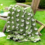 Produktbild fr 'Wrmende Walk-Wolldecke mit Schfchen-Relief-Motiv'