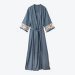 Produktbild fr 'Eleganter Kimono mit aufwendiger Bltenbordre'