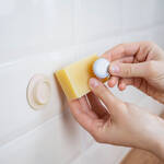 Produktbild fr 'Magnetischer Seifenhalter Soapi - mit Klebepad - trocknet die Seife hygienisch'