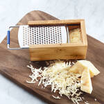 Produktbild fr 'Ultrascharfe Laser-Cut-Parmesanreibe mit Olivenholz-Auffangbehlter'
