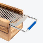 Produktbild fr 'Ultrascharfe Laser-Cut-Parmesanreibe mit Olivenholz-Auffangbehlter'