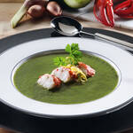 Grne Gazpacho mit Hummermedaillons