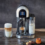 Siebträgermaschine bereitet Kaffeespezialitäten mit Milch einfach per Knopfdruck