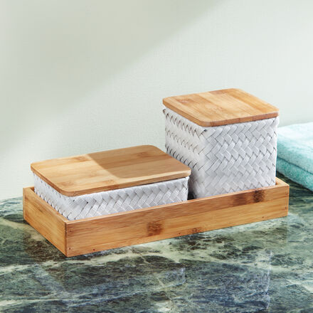 3-tlg. Aufbewahrungsserie rechteckig: 2 handgeflochtene Körbe champagnerfarben und Tablett aus Bambus, Tablett ca. 33 x 14,5 x 15 cm, Körbe ca. 12,5 x 12,5 x 14 cm und 18,5 x 12 x 7,5 cm (B/T/H)