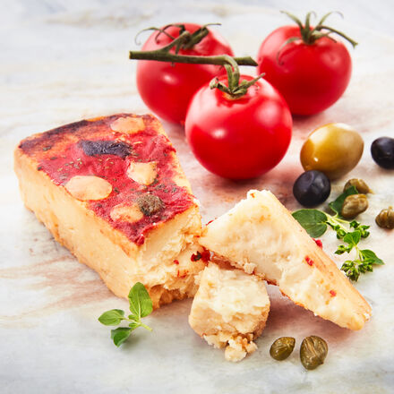 Produktbild fr 'Italienischer Premium-Kse - mit Kapern, Oliven und Tomate, 250 g'