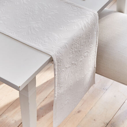 Produktbild fr 'Klassischer Matelass-Tischlufer mit elegantem Reliefdekor'