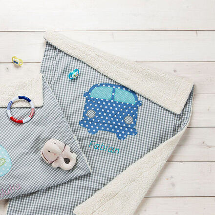 Produktbild fr 'Kuscheldecke Bus mit gesticktem Namenszug fr kleine Persnlichkeiten'