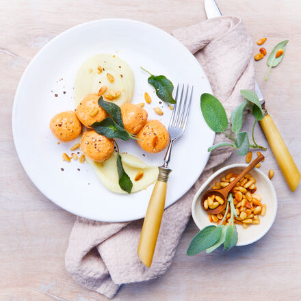 Produktbild fr 'Lachsklchen auf Selleriepree mit frittiertem Salbei und Pinienkernen'