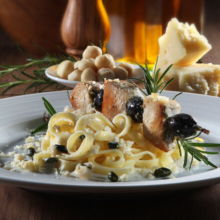 Produktbild fr 'Schwertfisch-Spiess auf Pasta alla chitarra mit Macadamia-Pistazien-Sauce'