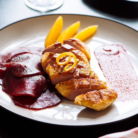 Produktbild fr 'Sous-vide Entenbrust auf Rote Bete Carpaccio mit Orangensauce'