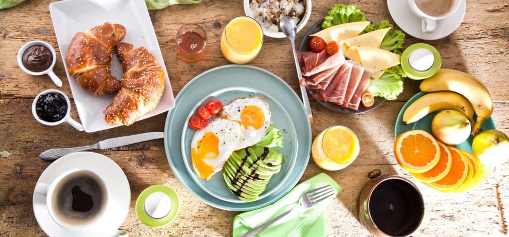 Brunch - gedeckter Tisch für Gäste