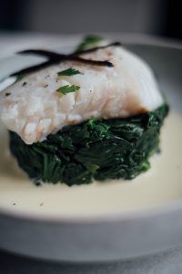 Skrei auf Spinat mit Vanillesauce