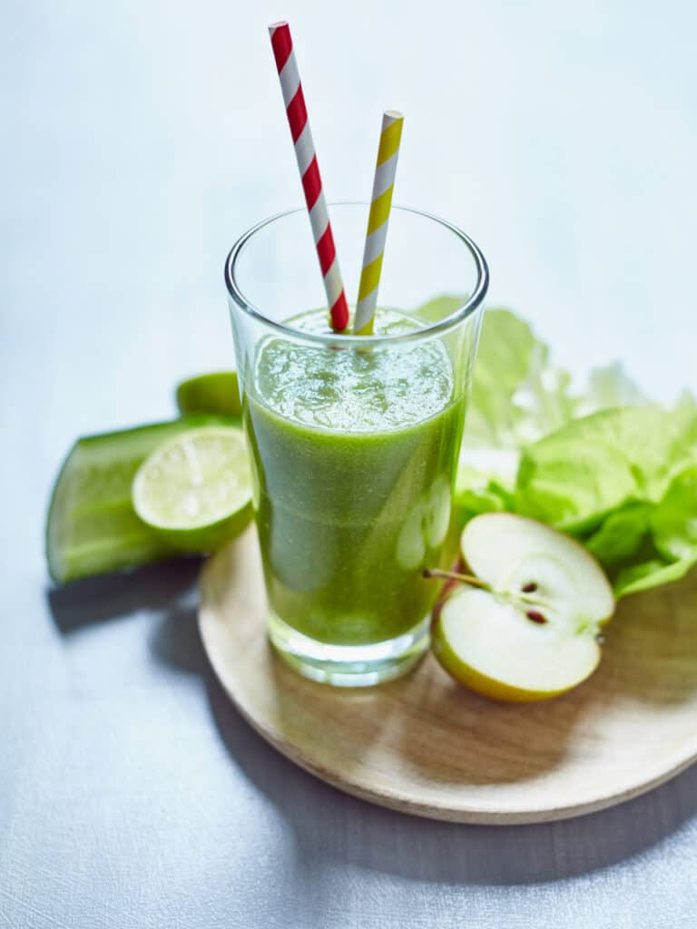 Smoothie Klassiker aus Äpfeln, Gurke und Salat
