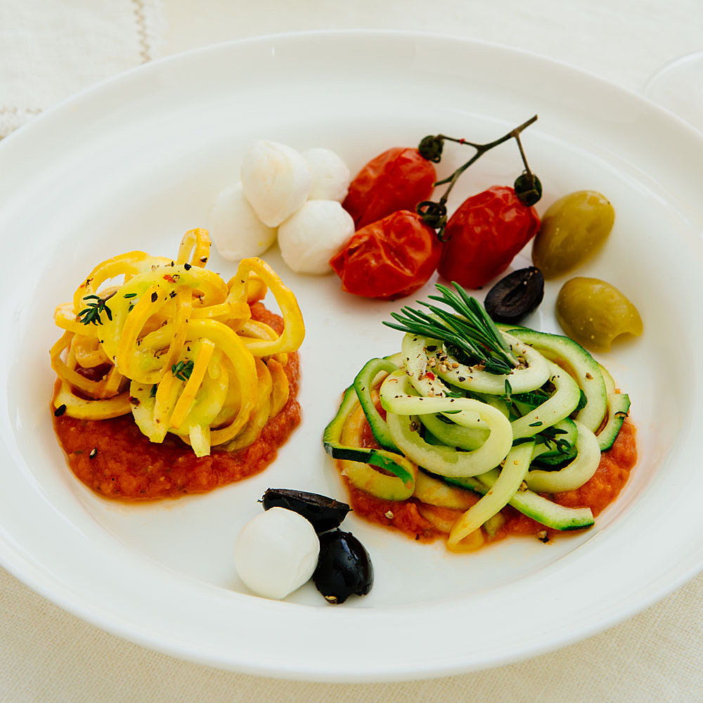 Gelbe und grüne Zucchini-Bavette mit San Marzano-Sauce | GenussMAGAZIN