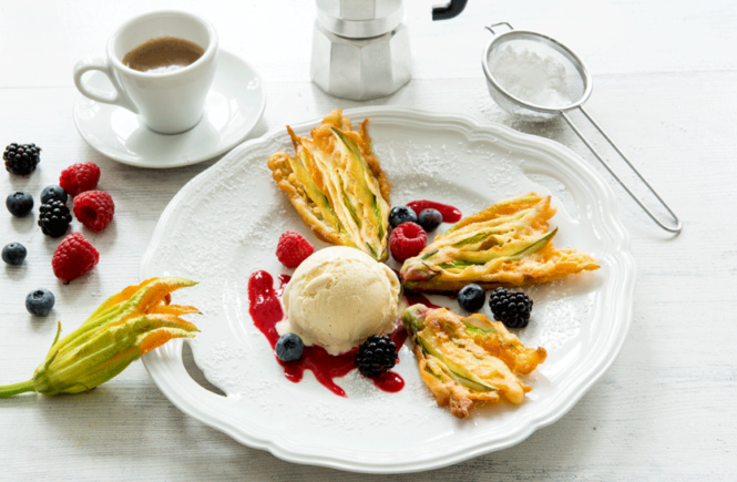 Rezept ausgebackene Zucchiniblüten mit Waldbeeren und Mascarpone-Eis