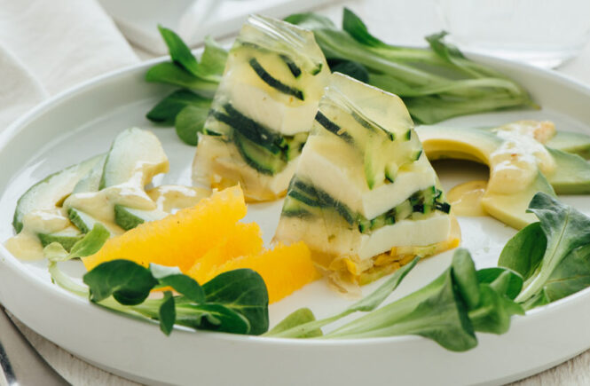 Rezept Zucchininudel-Mozzarella-Terrine auf Avocado-Orangen-Salat