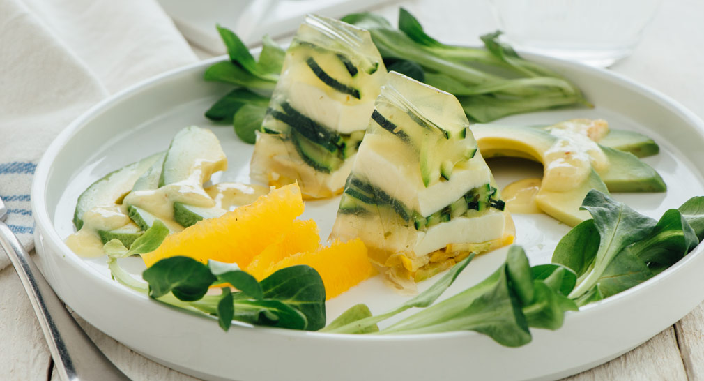 Zucchininudel-Mozzarella-Terrine auf Avocado-Orangen-Salat | GenussMAGAZIN