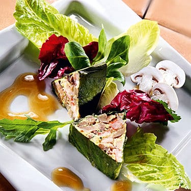 Gefüllte Parmesan-Körbchen auf Rucola