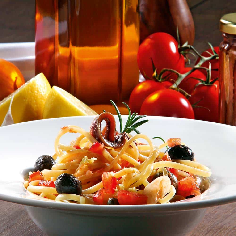Apulische Sardellen-Olivensauce mit Linguine