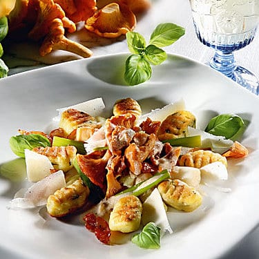 Basilikum-Kartoffel-Gnocchi mit Pfifferlingen