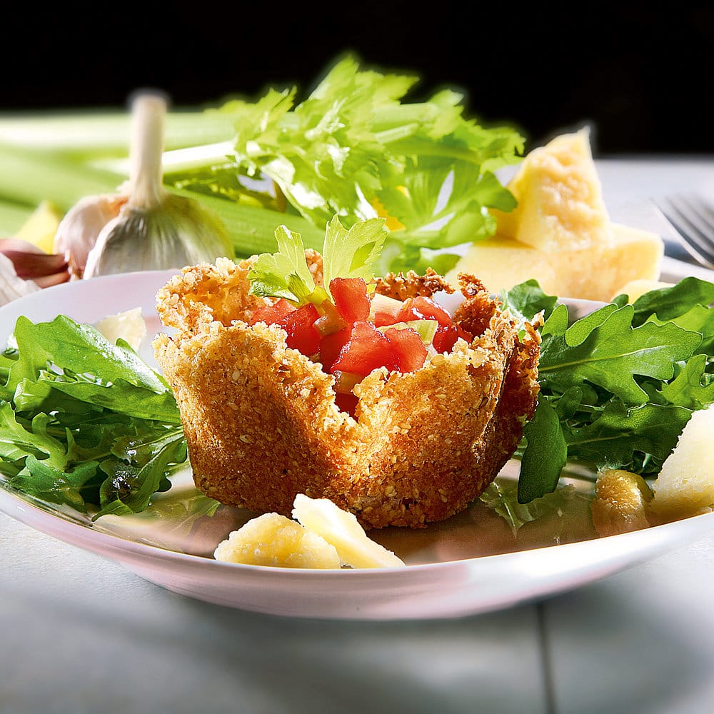 Gefüllte Parmesan-Körbchen auf Rucola