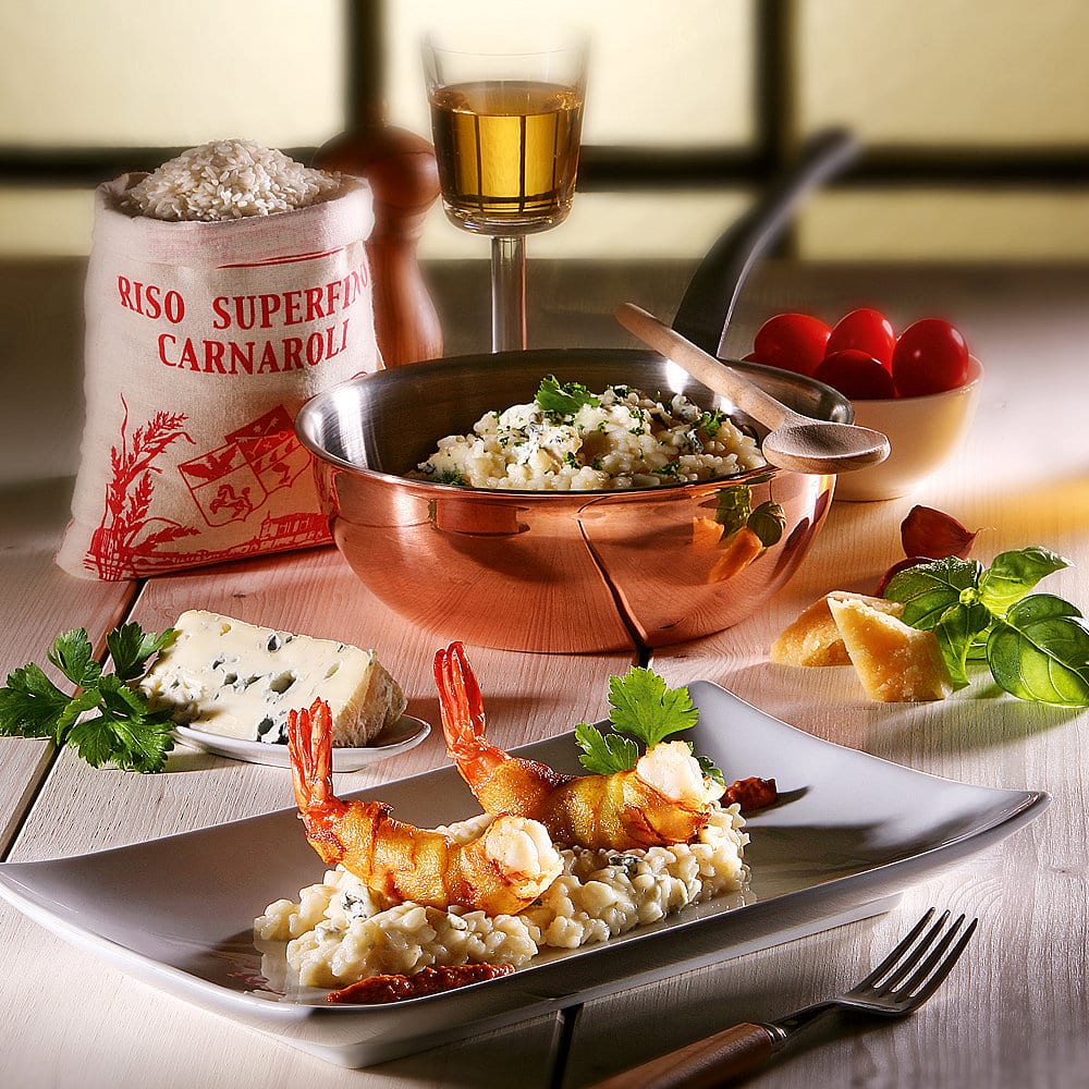 Scampi in Kartoffelkruste auf Gorgonzola-Risotto mit Cocktailtomaten-Pesto