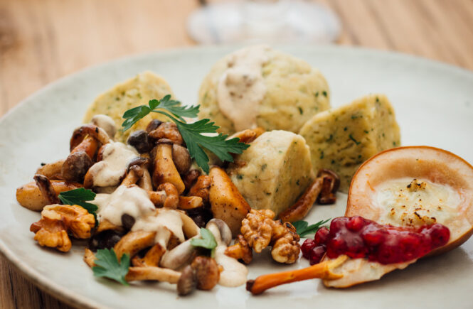 Rezept Pilzragout mit Gorgonzola-Birne und Semmelknödel