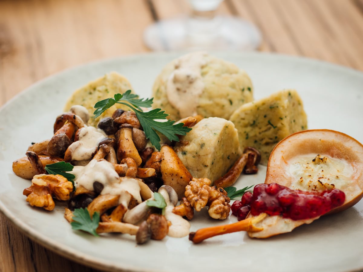 Pilzragout mit Gorgonzola-Birne und Semmelknödel | GenussMAGAZIN