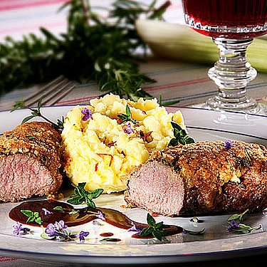 Lammrücken in Lavendel-Kräuterkruste mit Safran-Kartoffelpüree