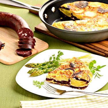 Kartoffel-Tortilla mit Blutwurst und grünem Spargel