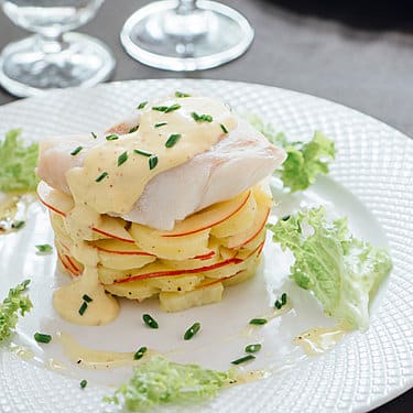 Pochierter Skrei mit Senfmayonnaise auf lauwarmem Kartoffelsalat