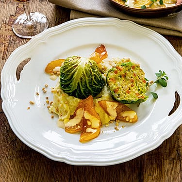 Wirsingbällchen auf Mandel-Kartoffelschaum mit karamellisierten Apfelspalten