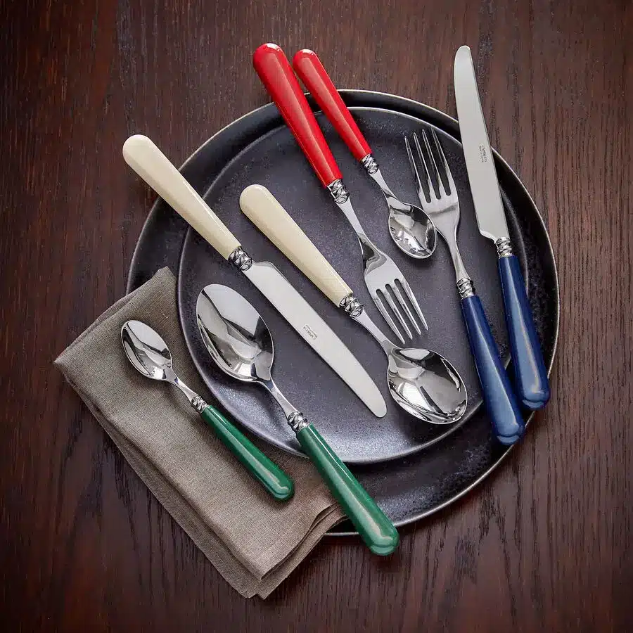 Besteck-Set mit roten, grünen, blauen und weißen Griffen, festliche Tischdekoration