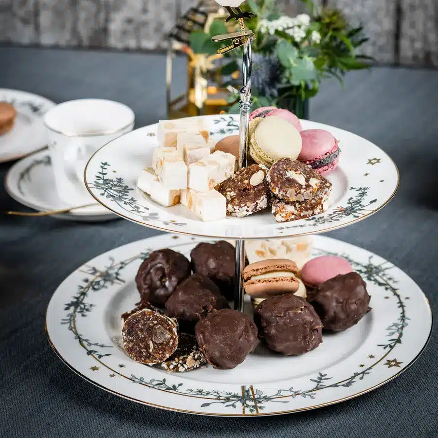 Zweistöckige Etagere mit Weihnachtsgebäck auf Porzellan mit Sternendekor