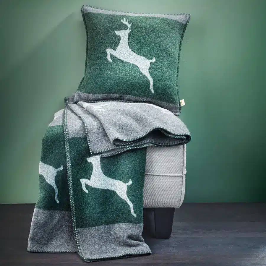 Grüne Decke und Kissen mit weißem Hirschmotiv, weiche Winterdekoration für Sofa oder Sessel
