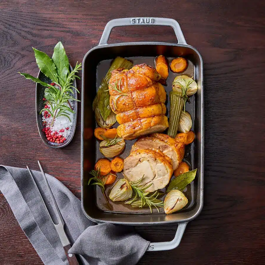 Traditioneller französischer Kapaun-Braten mit Gemüse im Bräter, festliches Geflügelgericht zu Weihnachten