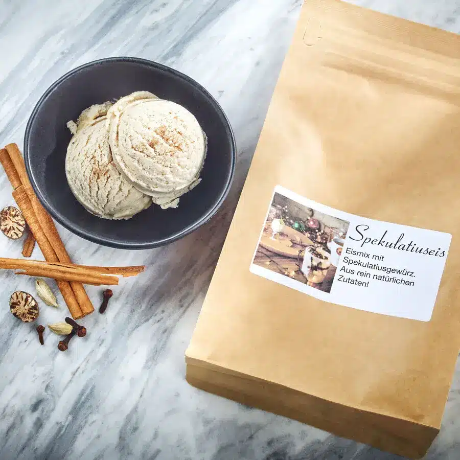 Eismischung Spekulatius mit Zimt und Gewürzen, cremiges winterliches Eis in Schale serviert