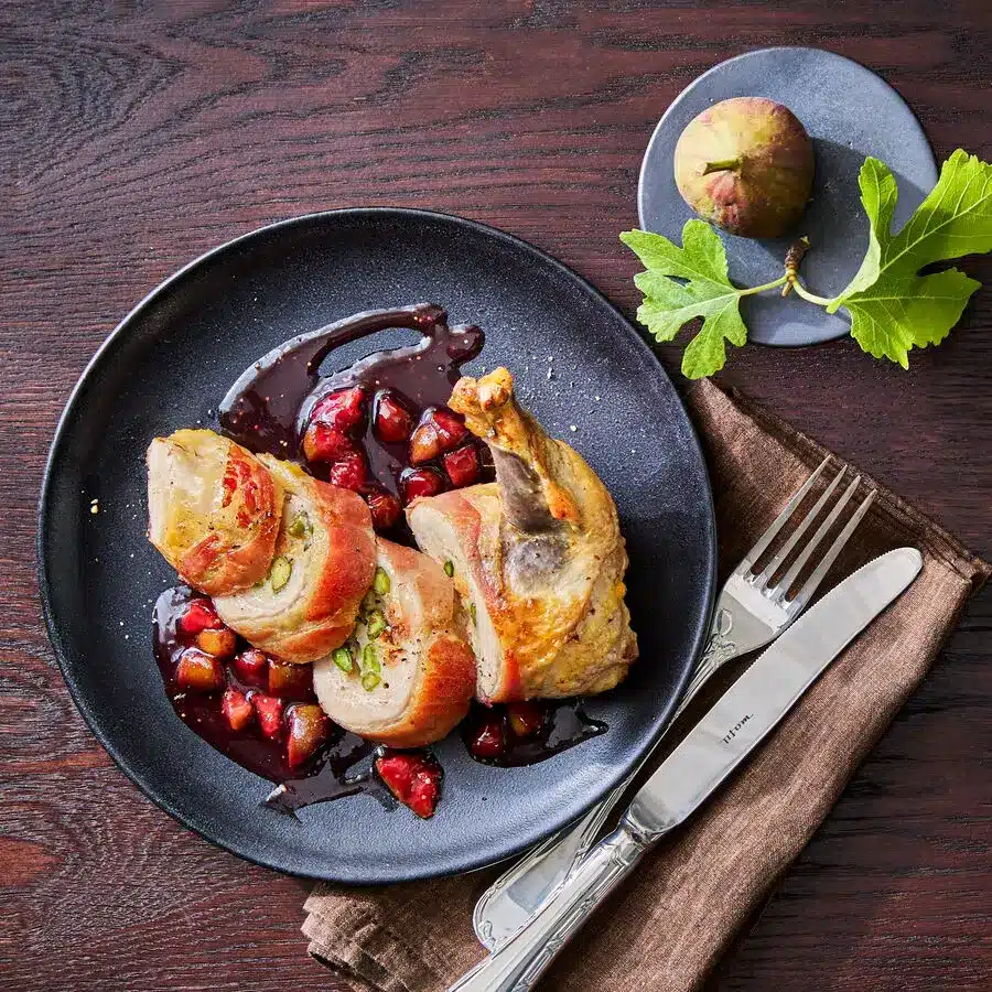 Französische Mais-Hähnchenbrust, saftig gebraten, angerichtet mit Sauce und Gemüse