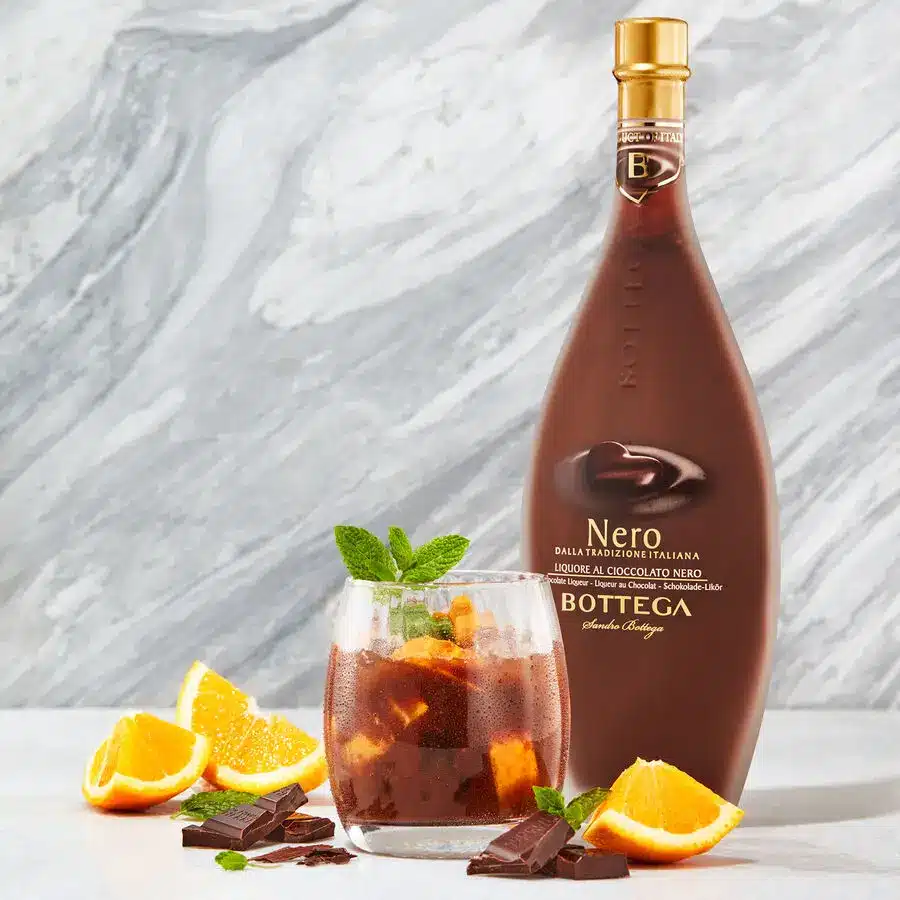 Edler Schokoladenlikör Bottega Nero mit Glas, Orange und Schokolade