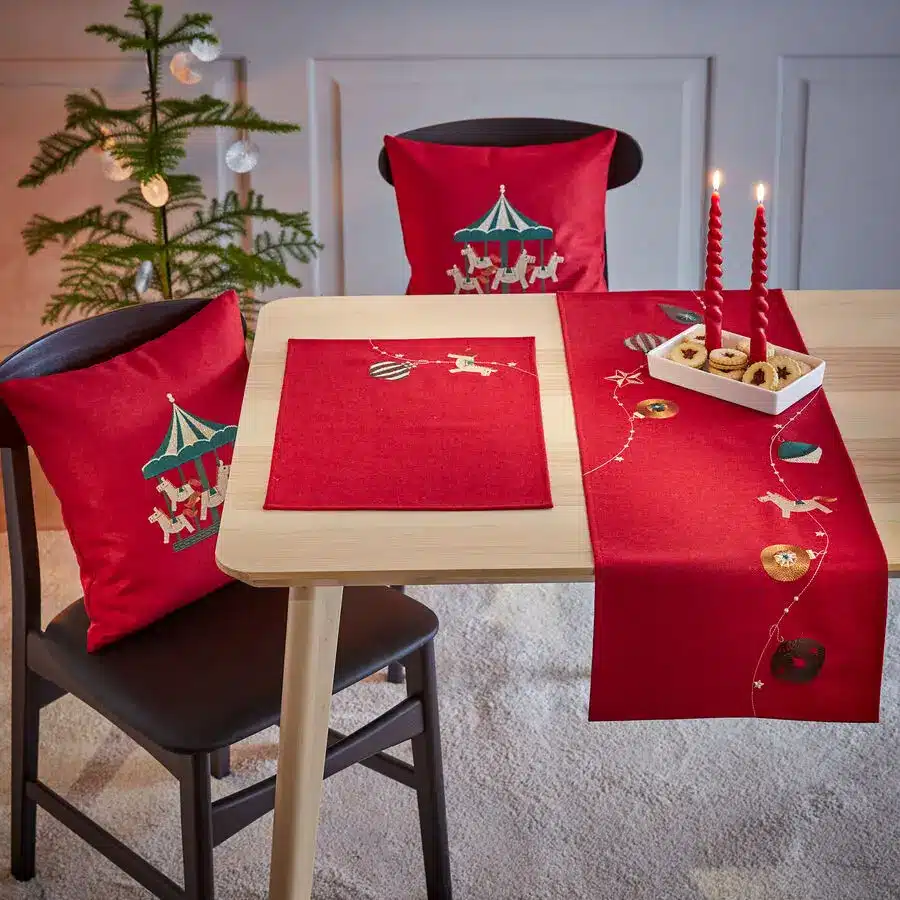 Roter Tischläufer und Platzsets aus Wolle, mit Weihnachtsmotiv, kombiniert mit roten Kerzen