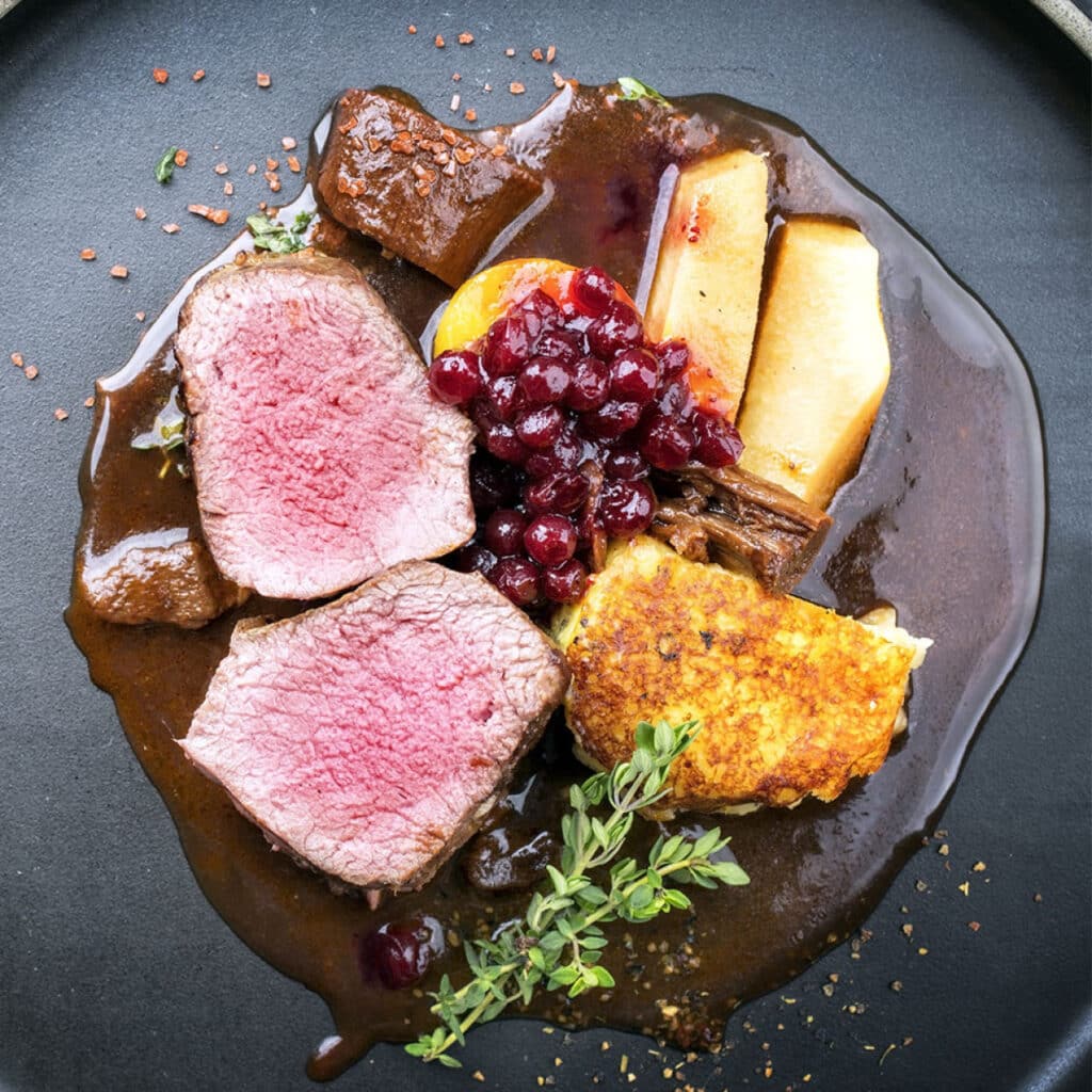Hirschfilet rosa gebraten mit Preiselbeeren, Birne & feiner Sauce – edler Wildklassiker zu Weihnachten