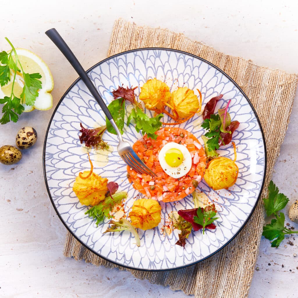 Lachstatar mit Wachtelei & Pommes Duchesse – elegante Vorspeise für festliche Genussmomente