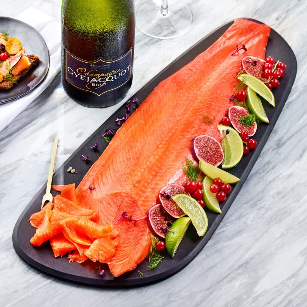 Lachsfilet am Stück mit Limetten, Feigen & Johannisbeeren – fruchtig frisch & festlich dekoriert