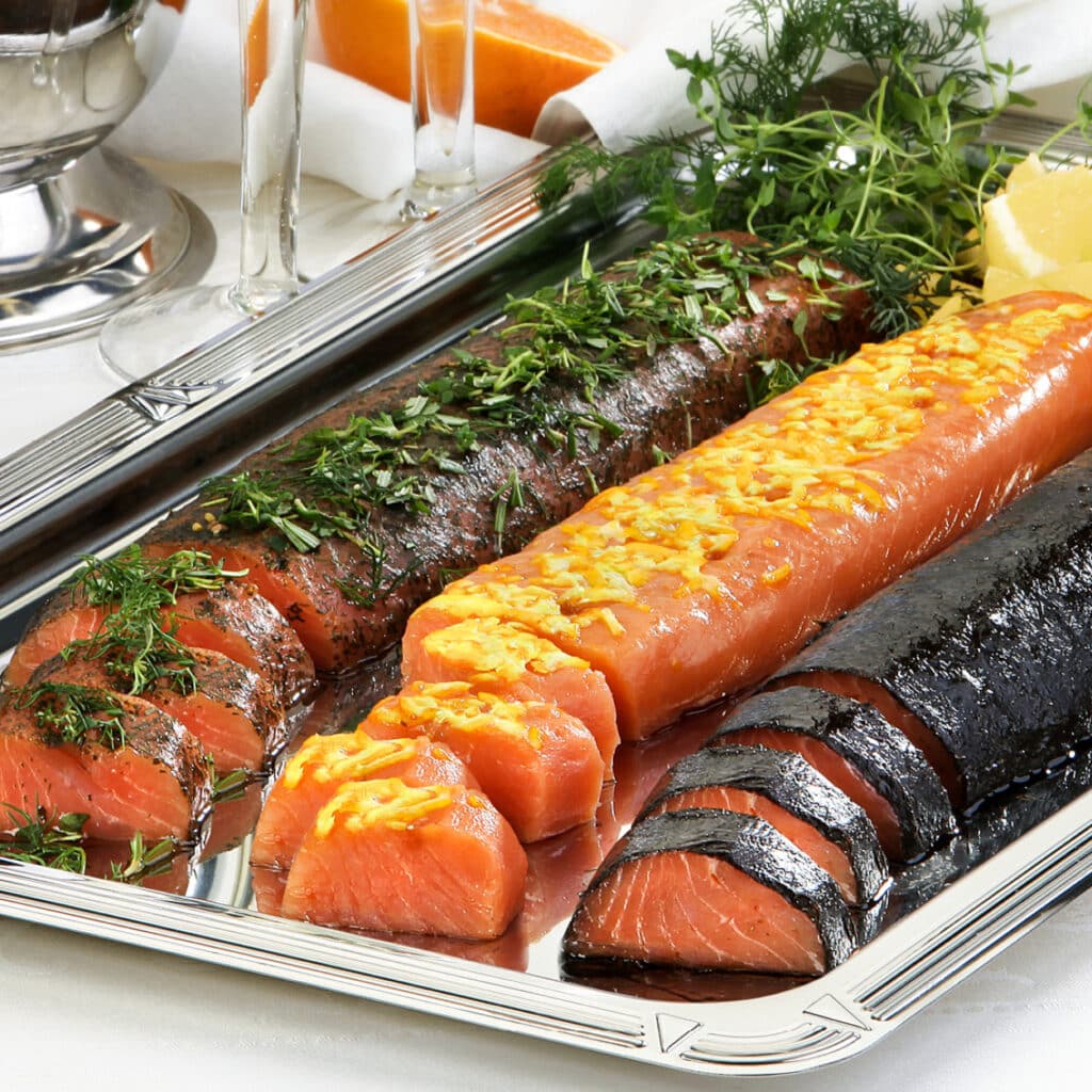 Variation von Graved Lachs mit Dill, Orange & Algenmantel – edle Vielfalt auf der Festtafel