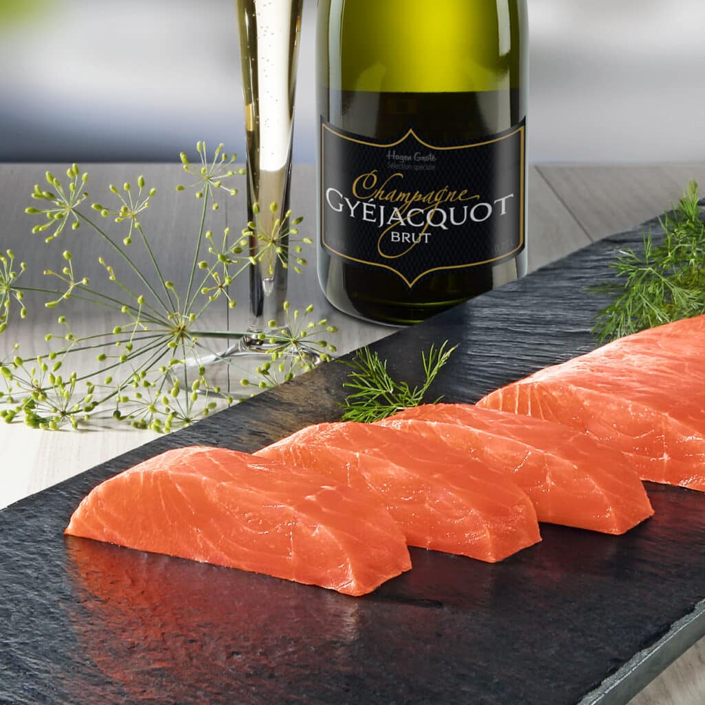 Frische Lachsscheiben auf Schieferplatte mit Dill, serviert zu Champagne Gyéjacquot Brut