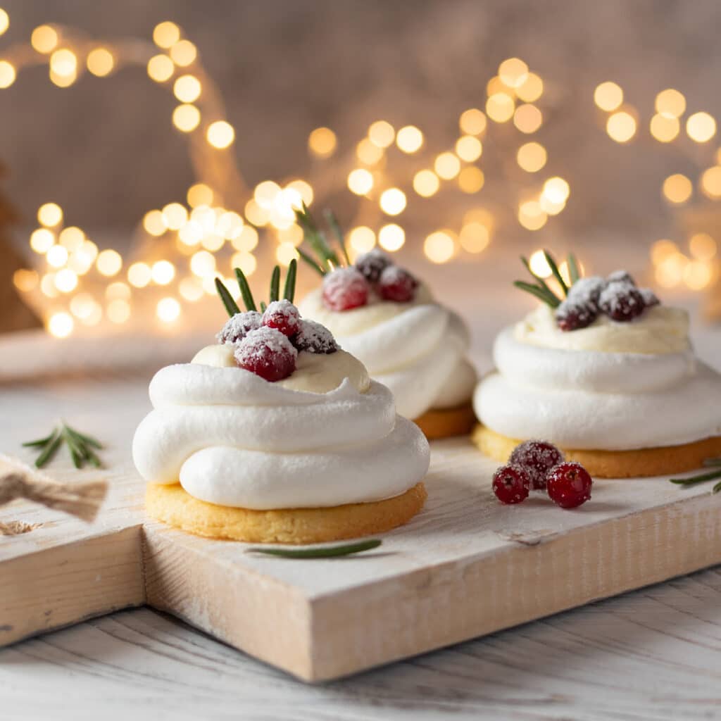 Baiser-Dessert mit Sahne, Preiselbeeren und Rosmarin als weihnachtliches Highlight.