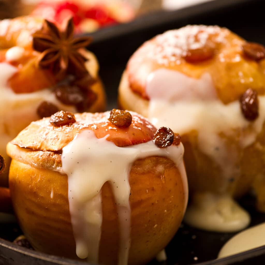 Traditionelles Weihnachtsdessert mit Rosinen, Vanillesauce und winterlichen Gewürzen.