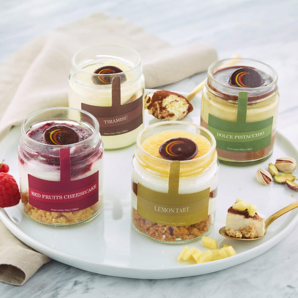 Variation aus Tiramisu, Pistaziencreme, Lemon Tart und Cheesecake als weihnachtliche Auswahl.