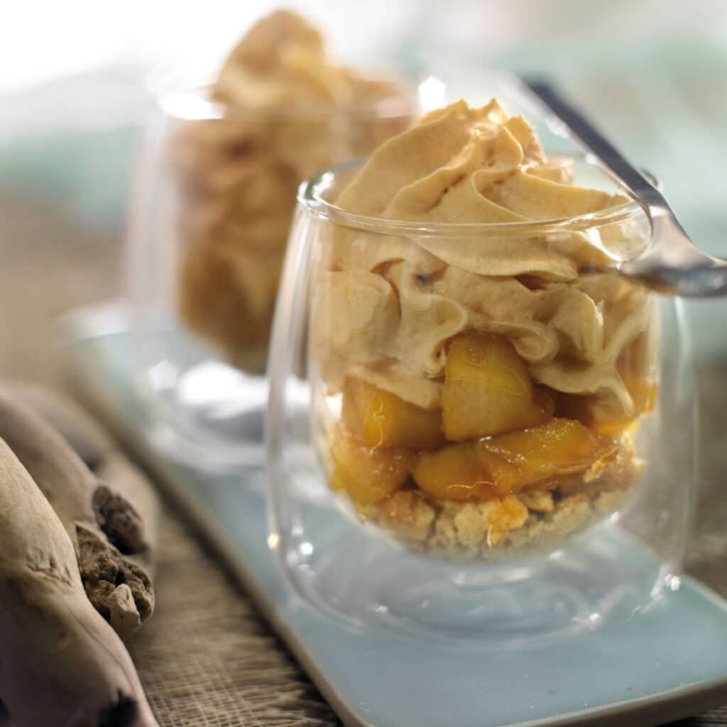 Weihnachtliches Schichtdessert mit gebratenen Äpfeln, Keksboden und Zimtsahne.